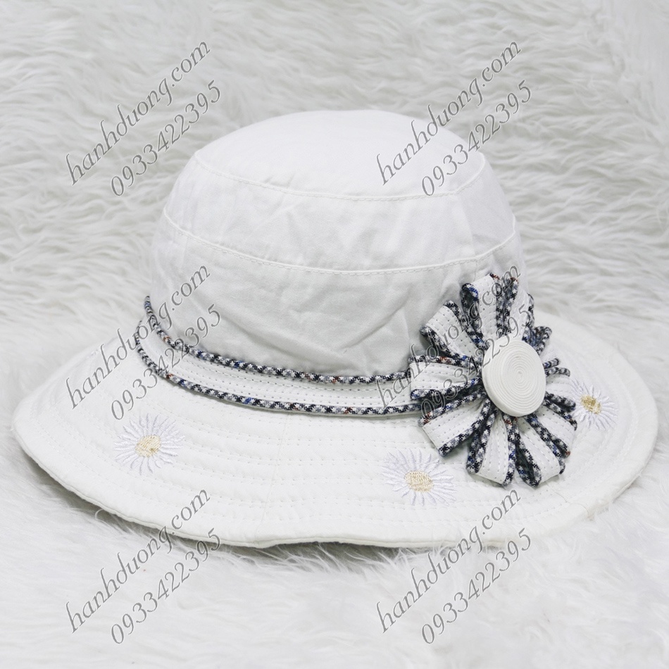 Mũ bo vành rộng 7cm gắn hoa và thêu hoa xung quanh vành nón, vải cotton cao cấp của AT phù hợp cho nữ