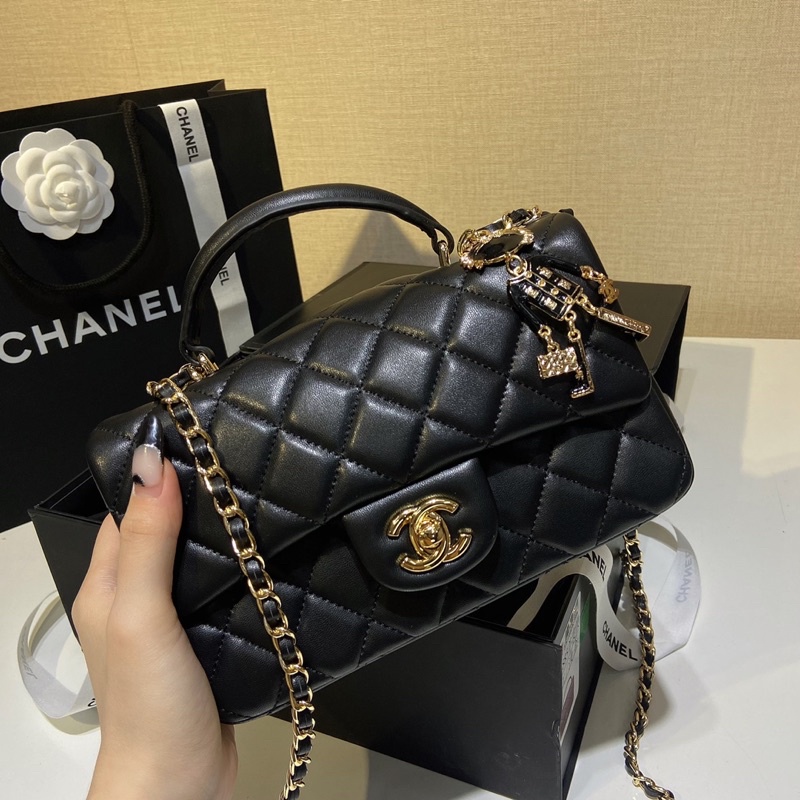 Túi Classic quai xách kèm móc phụ kiện xinh