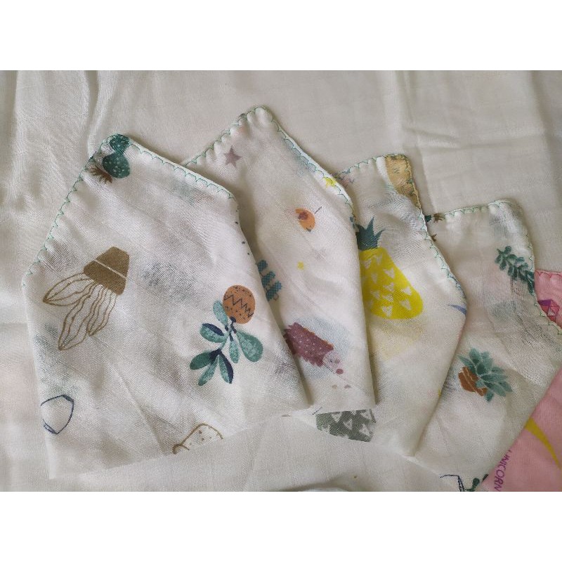 Khăn tam giác viền xinh, 2 nấc cúc bấm nhựa