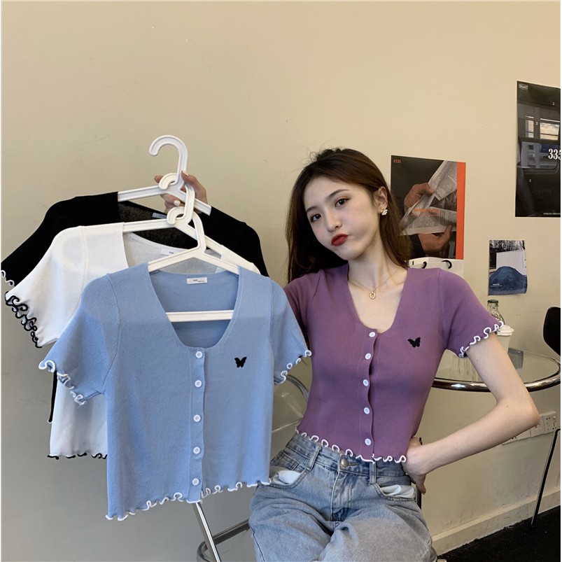 Áo thun len crop top tay ngắn cổ chữ V thêu họa tiết bướm