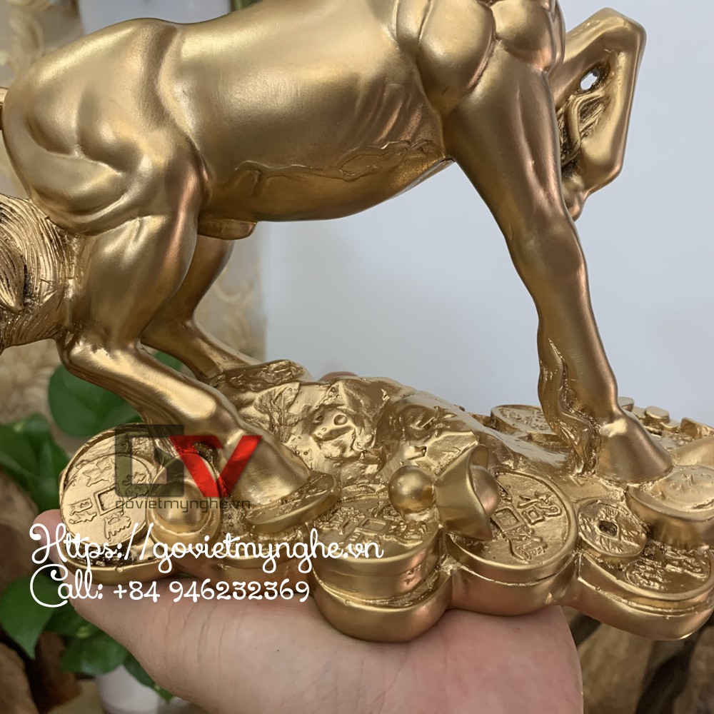 Tượng ngựa phong thủy đứng trên tài lộc vàng bạc trang trí phong thủy bàn làm việc - Dài 24cm x Cao 24cm - Nhũ Đồng