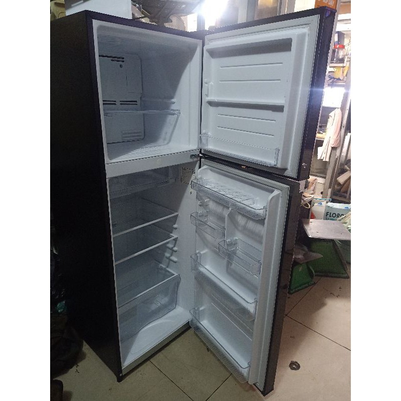 Tủ lạnh toshiba mới và đẹp dung tích 233 lít.