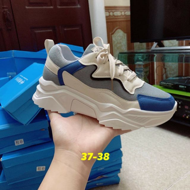 Giày thể thao và tất