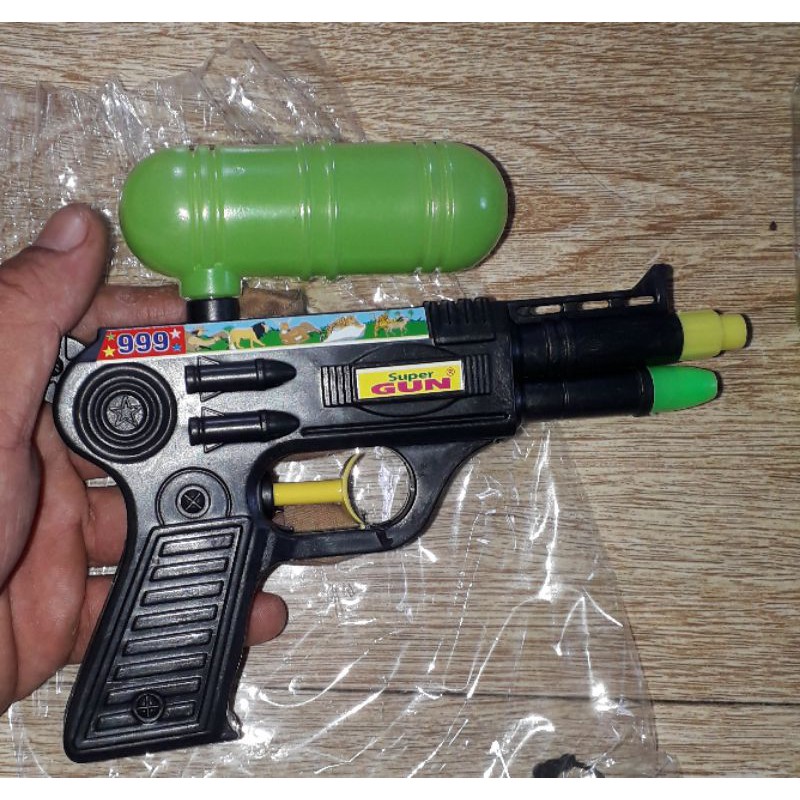 Một cây SúngNước 2 nồng 999 dài 18cm bằng nhựa có bình tiếp nước