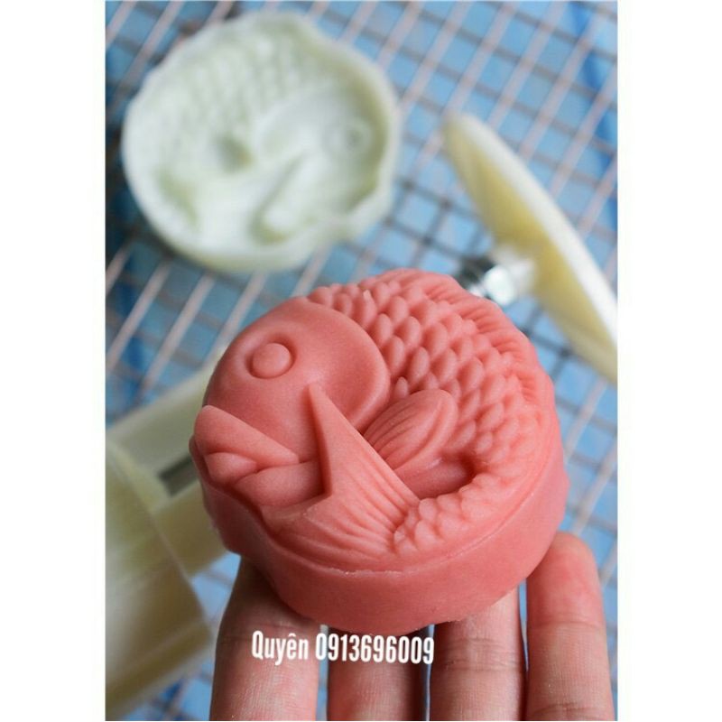 Khuôn trung thu lò xo CÁ MÔI DÀY 75g  1 mặt 1 nhấn