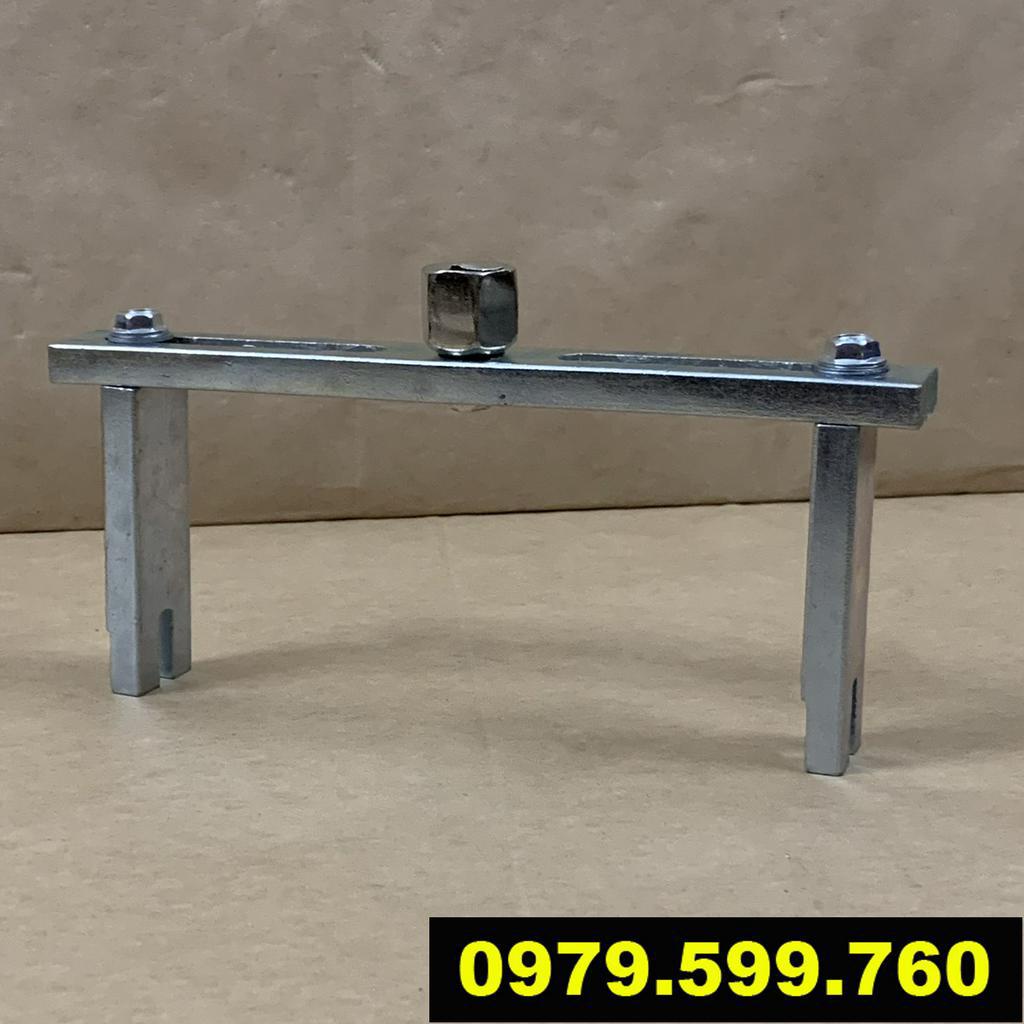 Vam tháo nắp nhựa lọc xăng, bình nhiên liệu ô tô