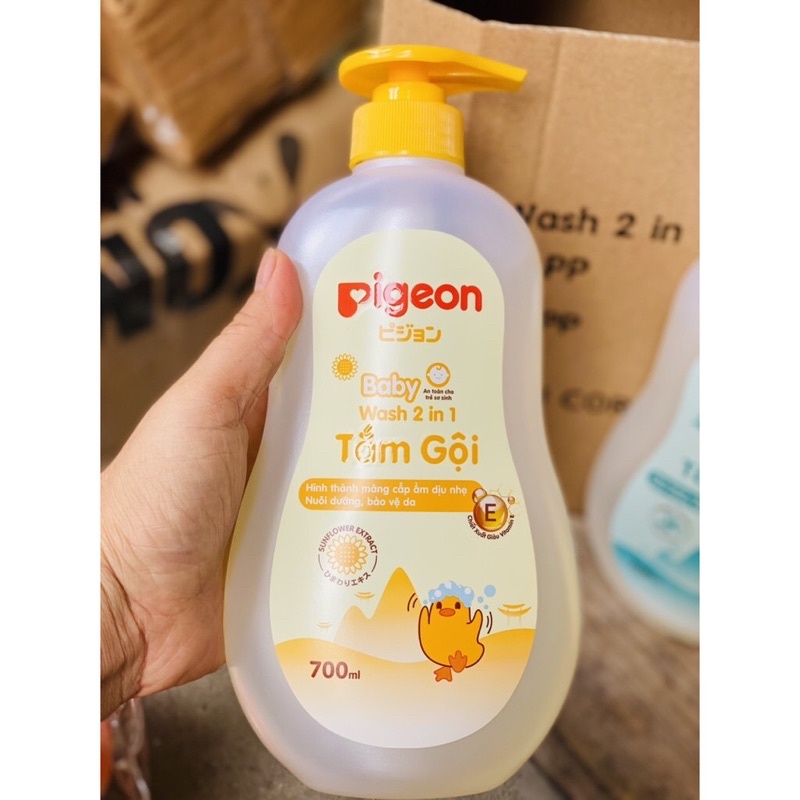 Tắm và gội Pigeon cho bé từ sơ sinh chai 700ML, không cay mắt