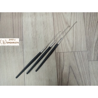 1 Cây móc cán nhựa trong bộ ráy tai