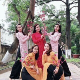 Áo dài chấm bi vàng