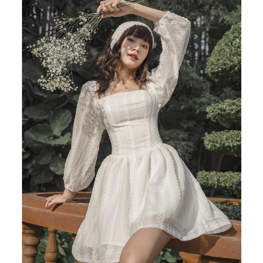 Đầm kem thêu hoạ tiết Chloe Dress