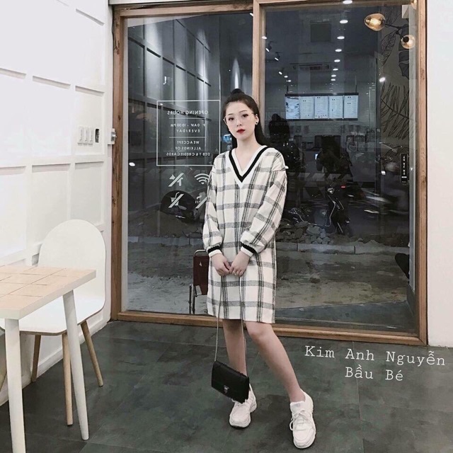 Váy dạ kẻ cổ tim