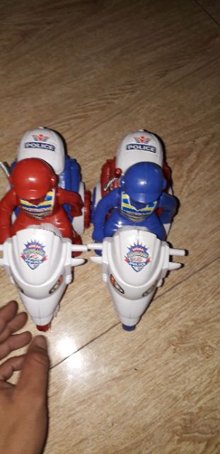 Set 2 xe mô tô bằng nhựa chạy dây rút có chuông rất đẹp