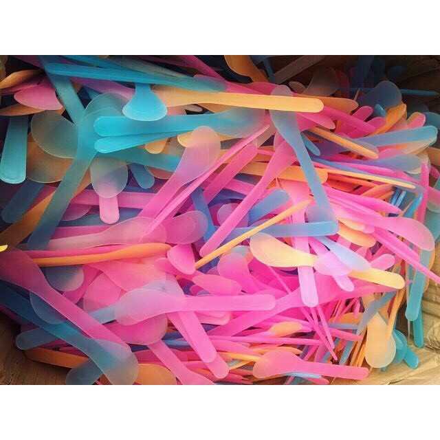 Que nhựa, thìa nhựa trộn quét mặt nạ