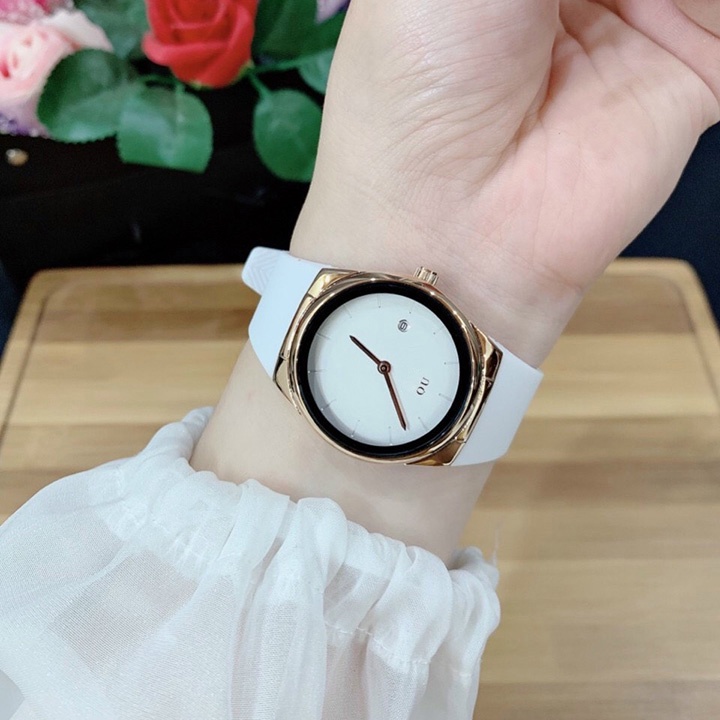 Đồng hồ nữ OneTime thời trang hiện đại, kiểu dáng thon gọn, dây caosu mềm dễ chịu khi đeo, vỏ thép không gỉ cực đẹp