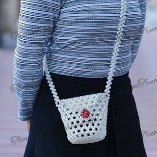 Túi đeo chéo khoa dâu kết hạt cườm giả ngọc trai độc lạ