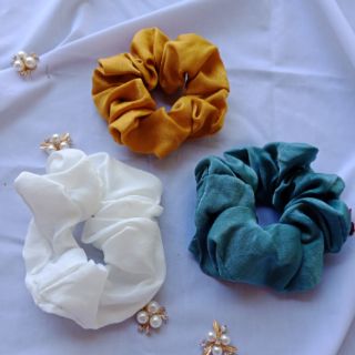 Cột tóc vải Scruschies nhiều màu.