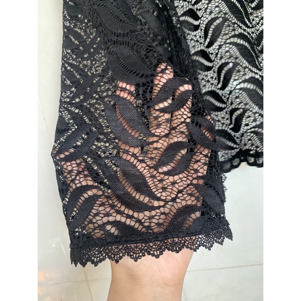 Áo ren khoác ren lửng ngoài váy
