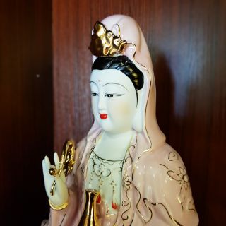 Tôn tượng Đức Quan Thế Âm bằng sứ (Màu Hồng)nói
