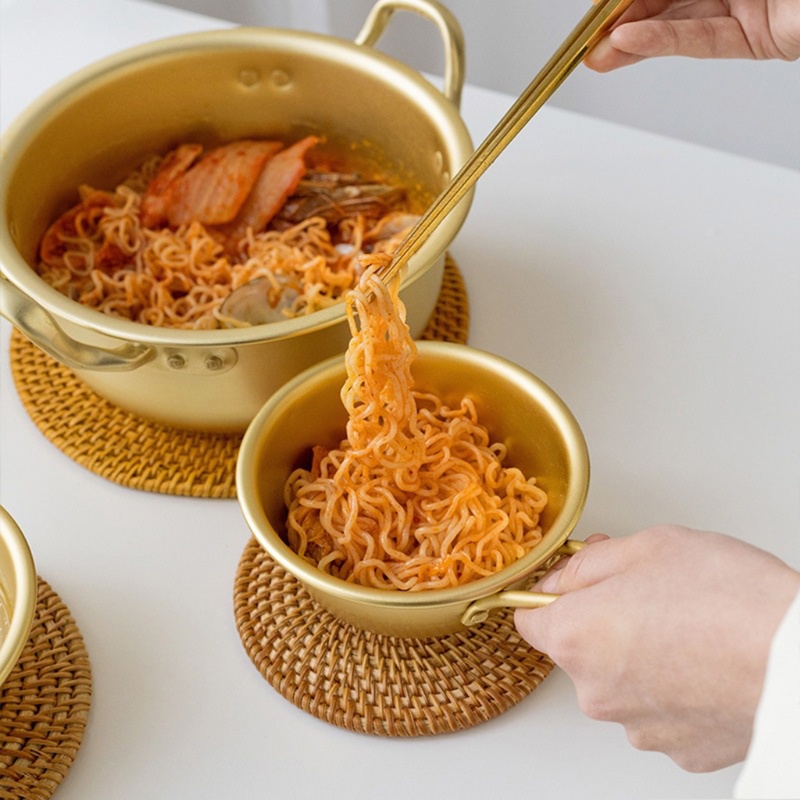 Tô nhôm có tay cầm màu vàng kim dùng ăn mỳ phong cách Hàn Quốc truyền thống