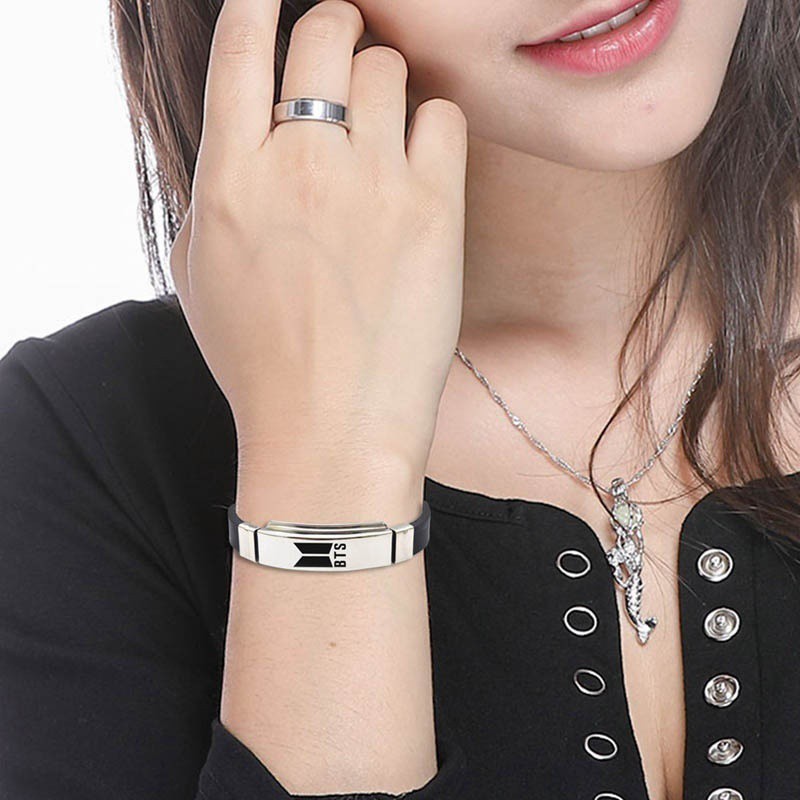 Vòng đeo tay silicon và mặt thép không gỉ khắc tên nhóm nhạc Kpop