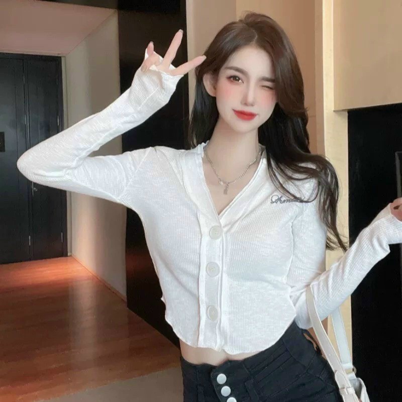 ÁO CROPTOP KIỂU LỬNG NỮ CỔ V TAY DÀI CÀI NÚT CHỮ NGỰC PHỐI VIỀN RĂNG CƯA MÀU TRẮNG MÀU ĐEN CO GIÃN THOẢI MÁI HADI