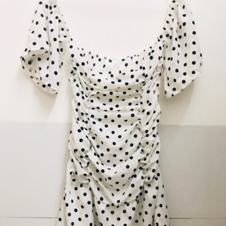 Đầm bi trắng trễ vai