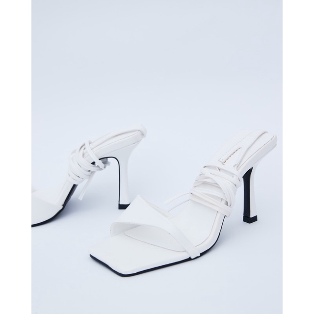 2702 - CAO GÓT AMELIA STRING SANDALS