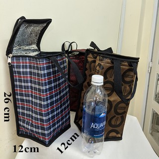 Túi giữ nhiệt hình hộp cao, 12x12cm cao 26cm bên ngoài là vải bố ép simili. Đựng vừa 4 chai nước suối 500ml. TX118