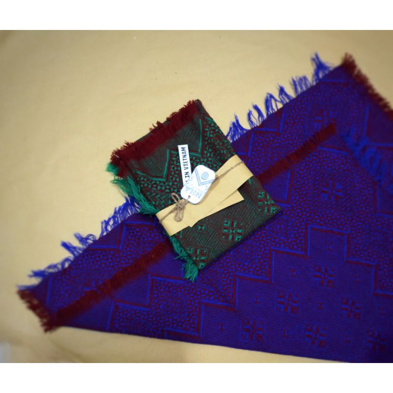 Khăn choàng truyền thống Việt dành cho các bà, mẹ, người cao tuổi.