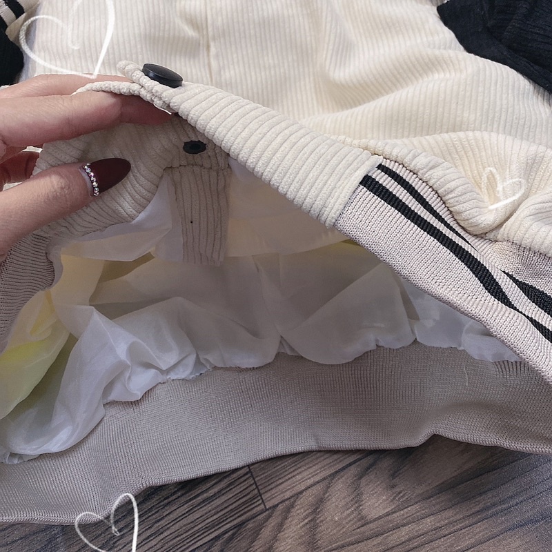 Áo khoác bomber unisex vải nhung tăm thêu chữ và nút bấm màu kem và đen freesize Pumi