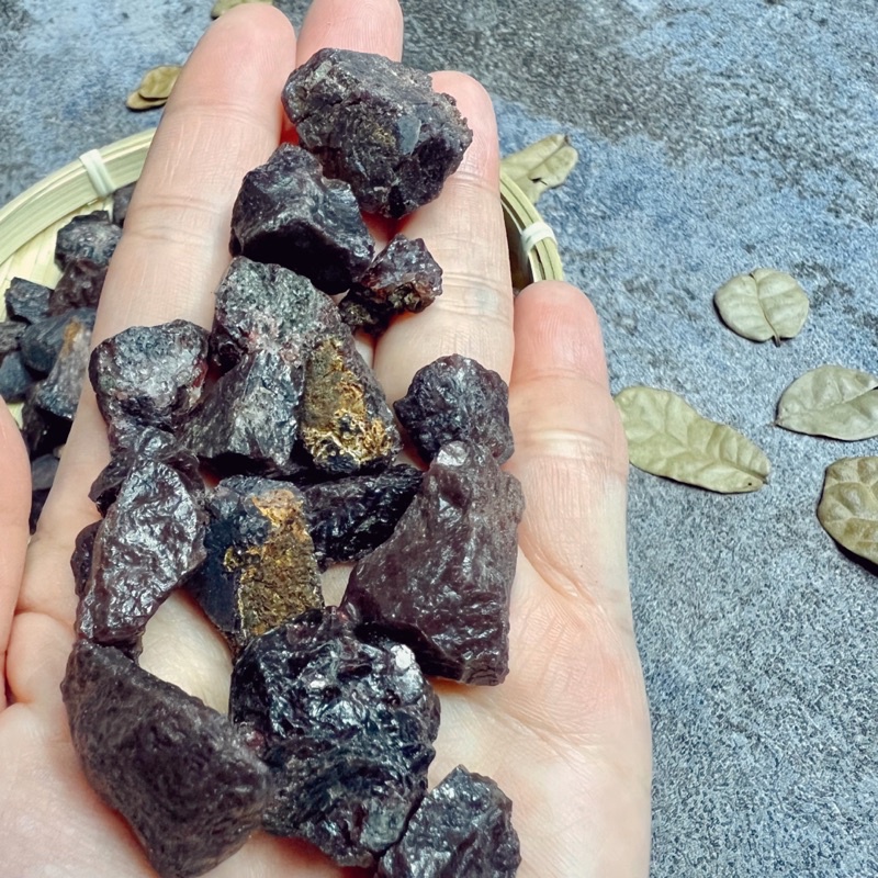 Đá thô Garnet đỏ sẩm T hanh H oá sưu tầm, reiki, thanh tẩy thiền định