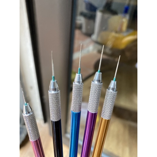 Kim chạm hạt lông mày đầu xanh