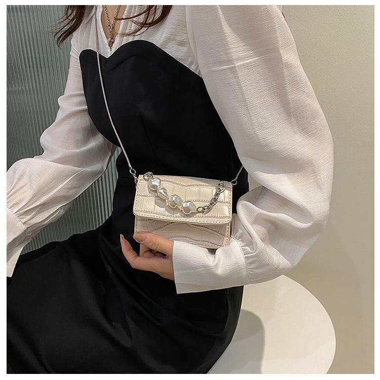 Túi đeo chéo mini dây xích ngọc trai da rắntúi hộp vuông