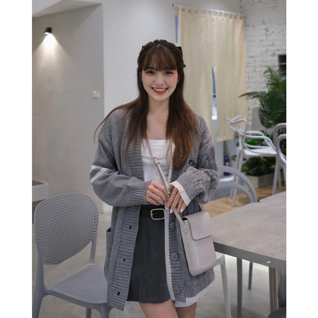 Áo khoác cardigan huy hiệu form rộng chùm mông phong cách Hàn Quốc
