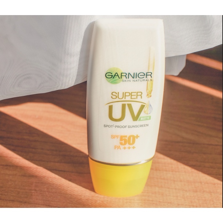 Kem Chống Nắng Làm Sáng Da Kiềm Dầu Mịn Lì Garnier Light Complete Super UV Matte