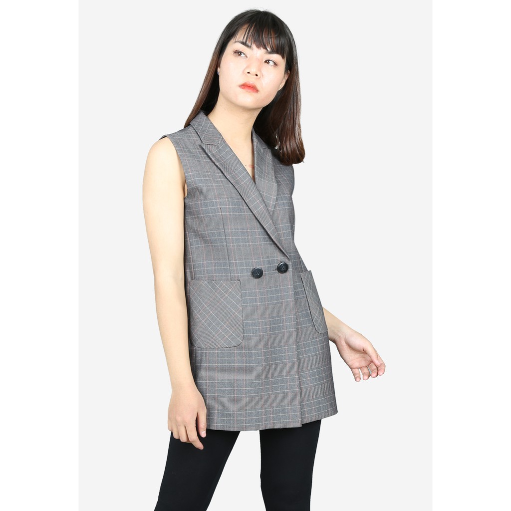 Áo blazer sát nách caro nâu dáng ngắn cổ 2 ve túi vuông 2 khuy ngang The One Fashion AVB0822CRN