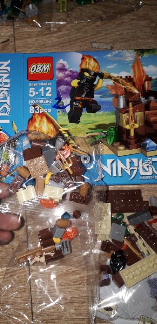 Lắp ráp 1 hộp LegoNinjutsu 99528 có nhiều chi tiết