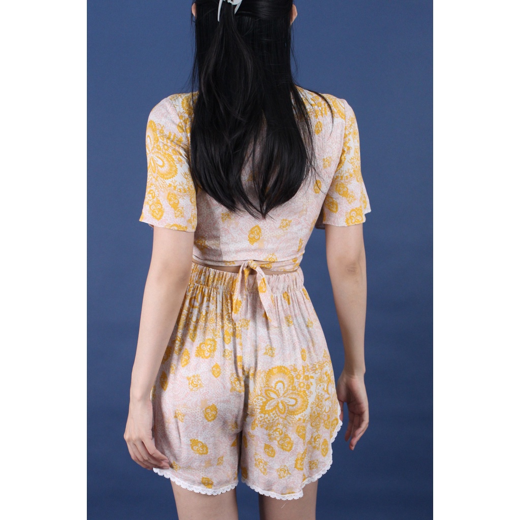 Q9105 (Q9104) - Áo croptop Z4ra tay ngắn, cột trước &amp; Áo thun F21 cổ tròn tay ngắn lật lai, in hoa văn