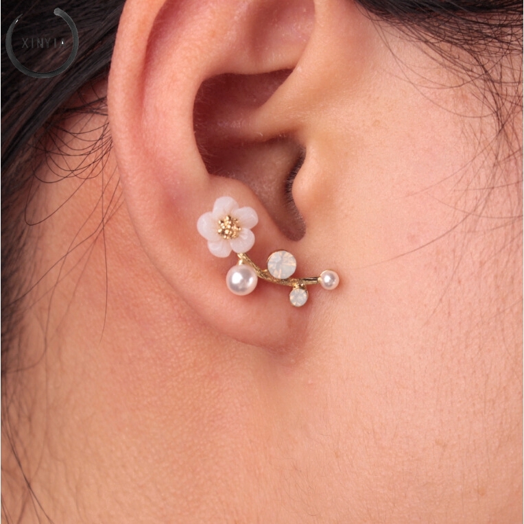 Khuyên tai đính ngọc trai và hoa thời trang Hàn Quốc