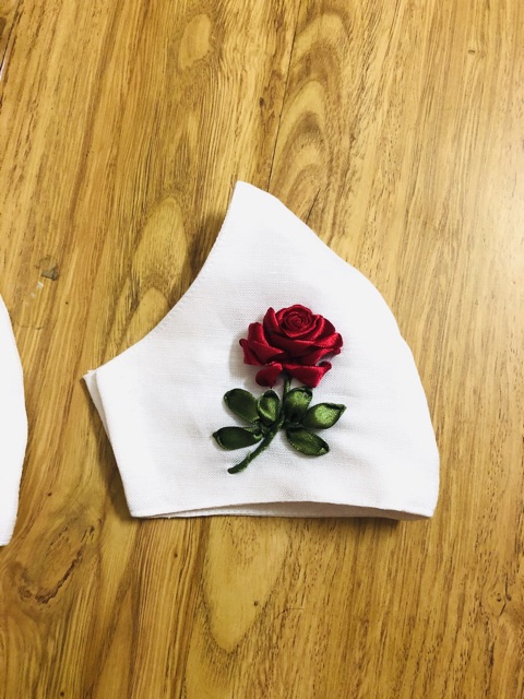 Khẩu trang vải thêu ruy băng | BigBuy360 - bigbuy360.vn