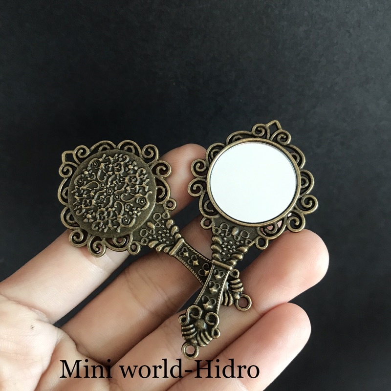 Mô hình gương soi cầm tay mini tí hon chân thật bằng kim loại dùng cho trang trí nhà búp bê Barbie, BJD tỉ lệ 1/8, 1/6