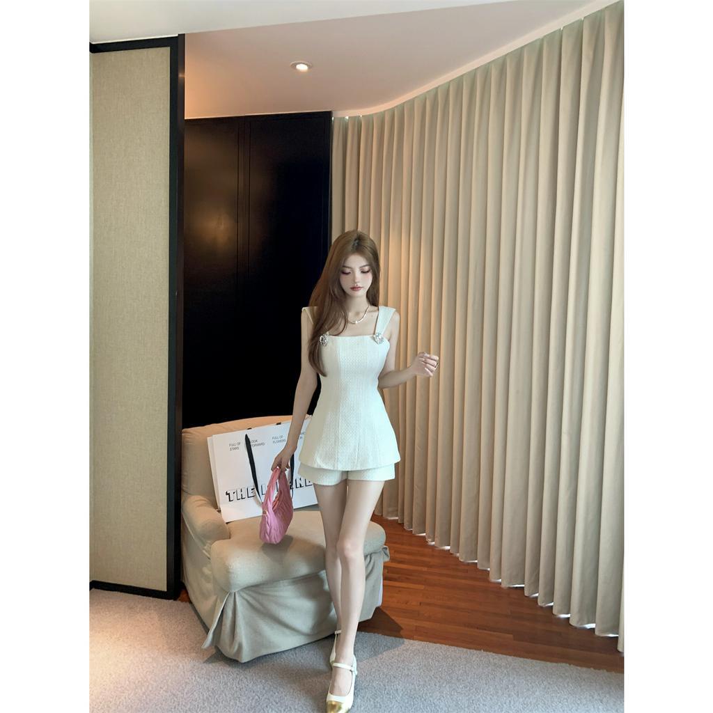 Set áo 2 dây đính đá phối quần ngắn trẻ trung, thanh lịch, xinh đẹp