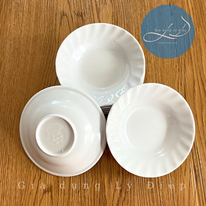 Dĩa nhựa melamine trắng sâu an toàn, tiện lợi.