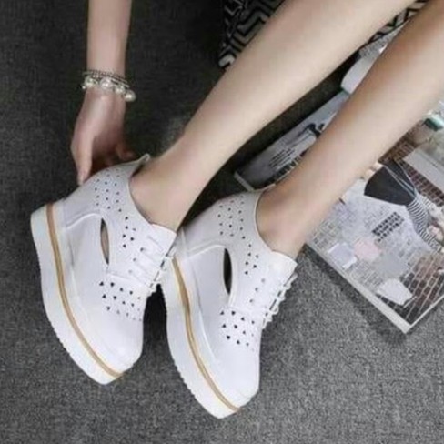 Giày kiểu oxford chất da bóng màu trắng cut out nâng chiều cao 10 cm, đế cao 3 cm có viền vàng, mũi tròn