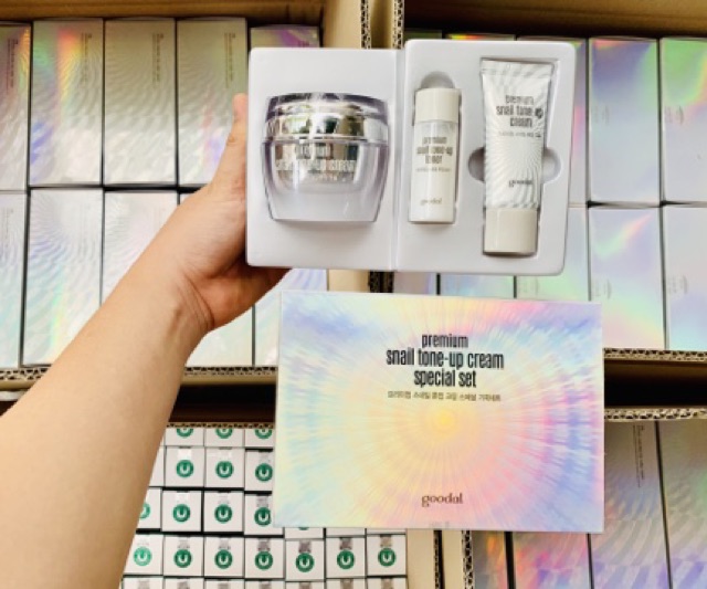 KEM DƯỠNG TRẮNG DA ỐC SÊN GOOLDAL PREMIUM SNAIL TONE UP CREAM 30ML