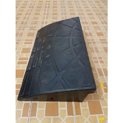 Cao su cầu dốc cao 15cm cho xe lên xuống dễ dàng