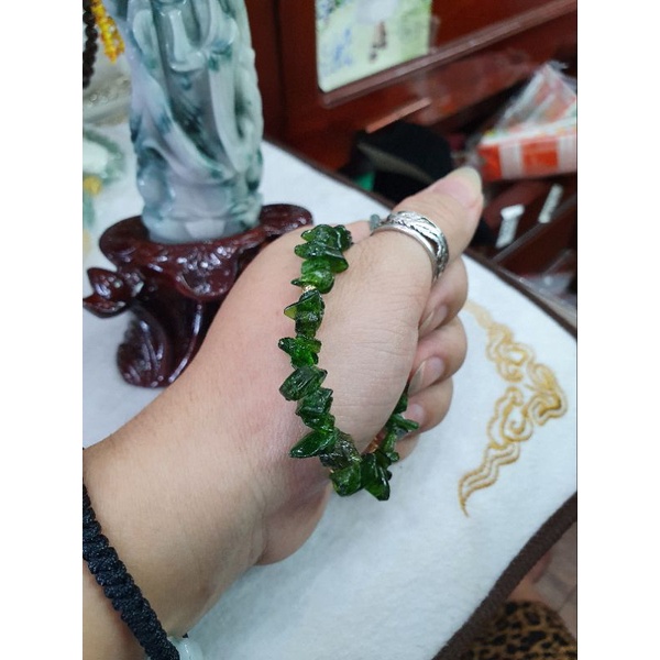 Vòng tay đá vụn diopside xanh mướt màu Heniken