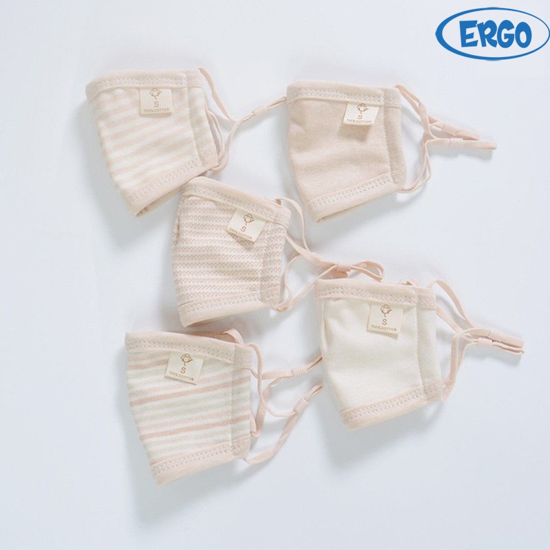 Khẩu trang cotton xuất hàn với quai đeo tiện lợi vô cùng an toàn cho bé với nút bấm điều chỉnh quai dễ dàng