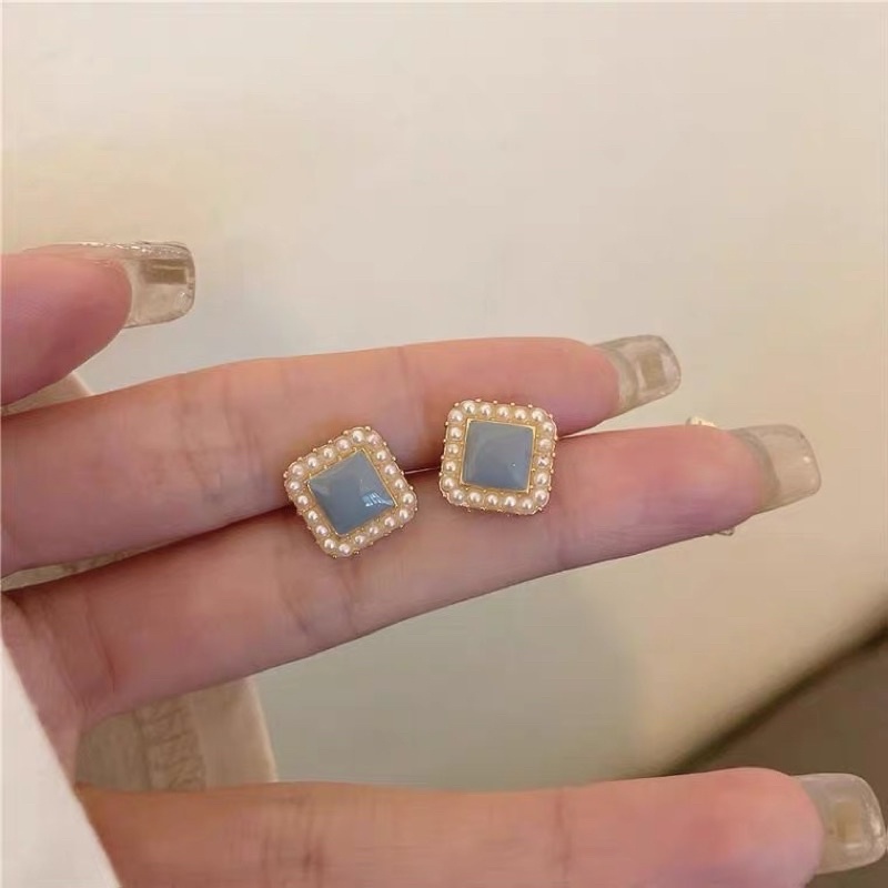 Hoa tai kim trà xanh nhẹ nhàng
