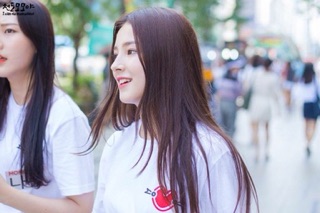 Áo thun MOMOLAND